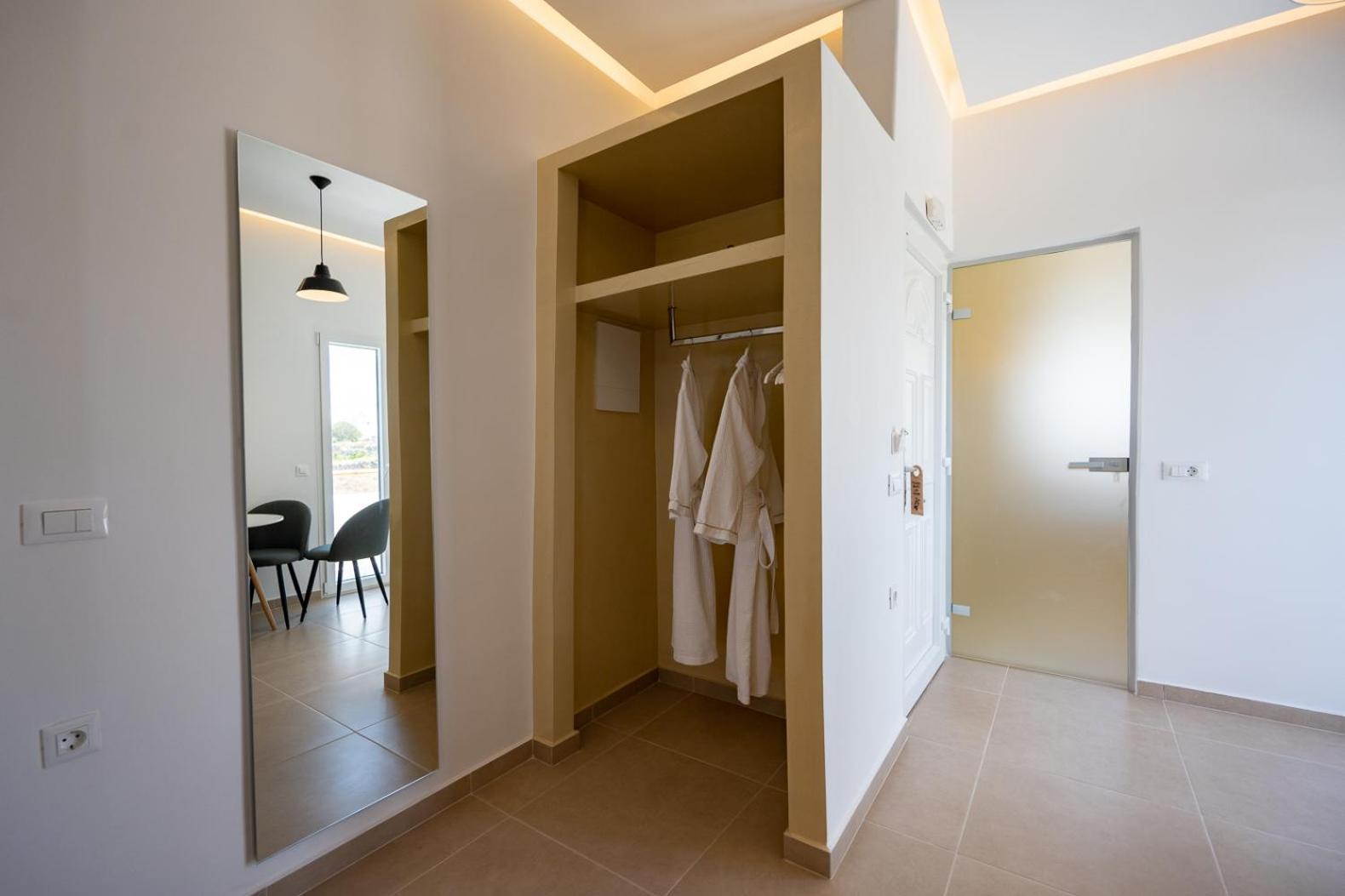 Theophrasti Suites Foinikiá Rum bild
